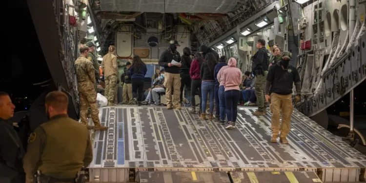 Aviones militares de EE.UU. deportarán a inmigrantes todos los días