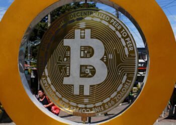 El Salvador retira el bitcoin como moneda de curso legal ante presiones del FMI