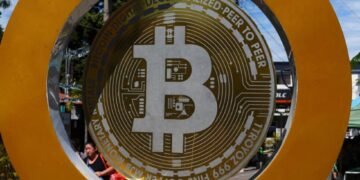El Salvador retira el bitcoin como moneda de curso legal ante presiones del FMI