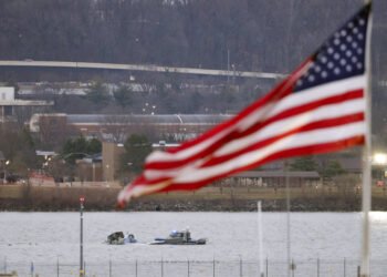 Tras accidente de American Airlines, pilotos se preocupan por complejo espacio aéreo de Washington