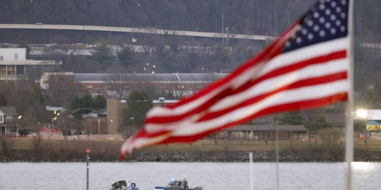 Tras accidente de American Airlines, pilotos se preocupan por complejo espacio aéreo de Washington