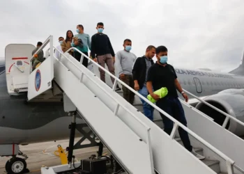 Aterriza en Bogotá el primero de los dos aviones colombianos que trae deportados de EE.UU.