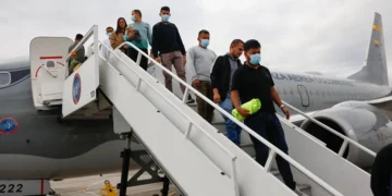 Aterriza en Bogotá el primero de los dos aviones colombianos que trae deportados de EE.UU.