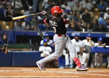 Escogido blanquea al Licey 6-0 y toma ventaja de 2-1 en la final