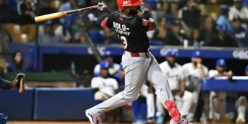 Escogido blanquea al Licey 6-0 y toma ventaja de 2-1 en la final
