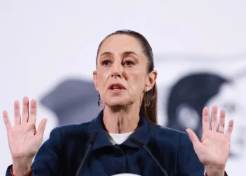 México acepta los aviones de deportados de EE.UU. y sugiere a Latinoamérica diálogo ante Trump tras la polémica de Colombia