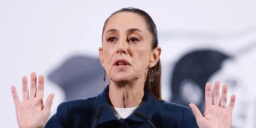 México acepta los aviones de deportados de EE.UU. y sugiere a Latinoamérica diálogo ante Trump tras la polémica de Colombia