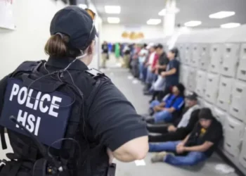 Más de 300 migrantes son detenidos en el primer día de redadas bojo en mandato de Trump