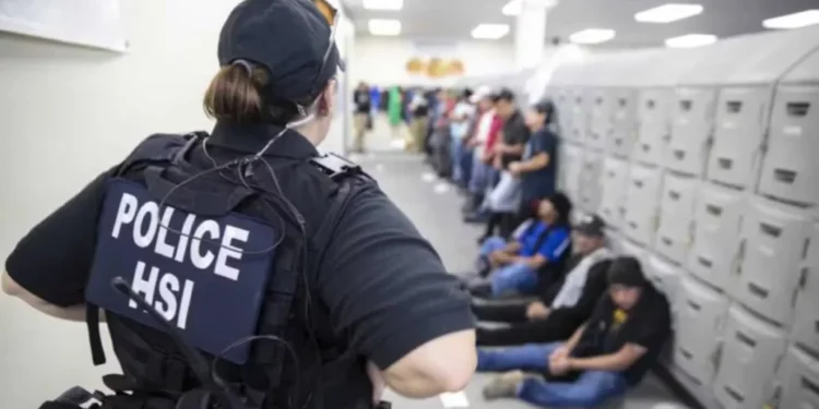 Más de 300 migrantes son detenidos en el primer día de redadas bojo en mandato de Trump