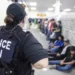 Más de 300 migrantes son detenidos en el primer día de redadas bojo en mandato de Trump