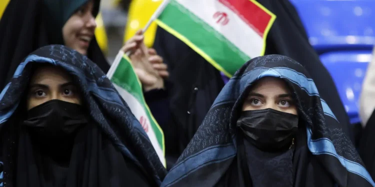 El Gobierno de Irán decide no sancionar a mujeres sin velo en las calles pese a considerarlo ilegal