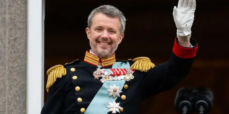 Por qué el rey de Dinamarca cambió el escudo de armas del país en medio de la polémica por la insistencia de Trump de comprar Groenlandia