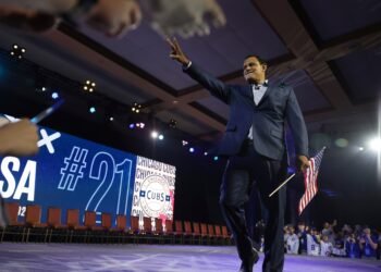 Sammy Sosa recibe una cálida bienvenida por los Cachorros de Chicago