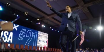 Sammy Sosa recibe una cálida bienvenida por los Cachorros de Chicago