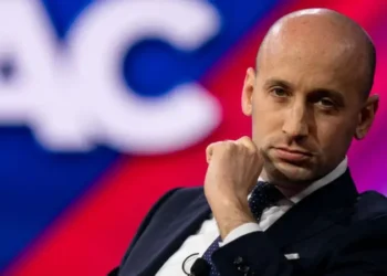 Quién es Stephen Miller, el arquitecto de la dura política migratoria de Trump en EE.UU.