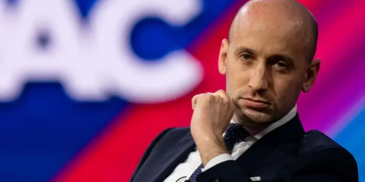 Quién es Stephen Miller, el arquitecto de la dura política migratoria de Trump en EE.UU.