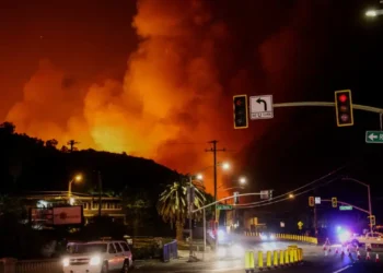 Los Ángeles emite nueva orden de evacuación mientras el fuego se expande hacia el este