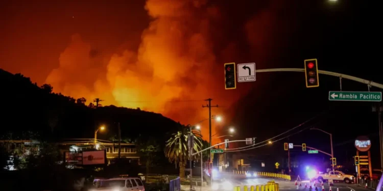 Los Ángeles emite nueva orden de evacuación mientras el fuego se expande hacia el este