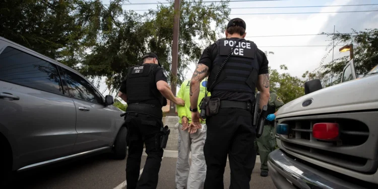 El 55 % de estadounidenses respalda las deportaciones masivas de Trump, según un sondeo