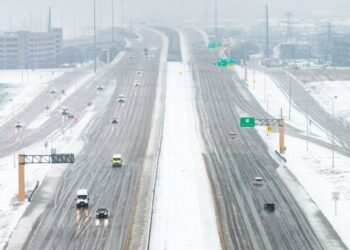 Potente tormenta invernal que dejó nieve en el sur de EEUU mantiene su gélido pulso
