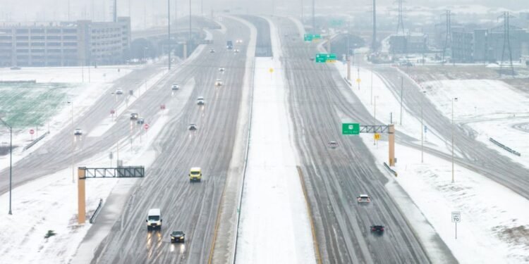 Potente tormenta invernal que dejó nieve en el sur de EEUU mantiene su gélido pulso