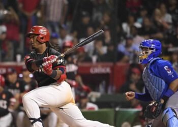 Leones del Escogido empatan serie con hit ganador de Jean Segura