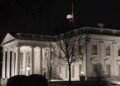 ¿Por qué las banderas de EEUU se izarán a media asta en la toma de posesión de Trump?