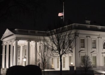 ¿Por qué las banderas de EEUU se izarán a media asta en la toma de posesión de Trump?