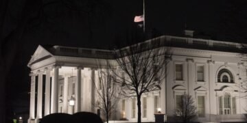 ¿Por qué las banderas de EEUU se izarán a media asta en la toma de posesión de Trump?