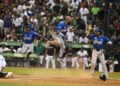 Licey hace otra remontada ante Estrellas y se consolida la cima. Leones propinan séptima derrota en línea a Águilas