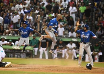 Licey hace otra remontada ante Estrellas y se consolida la cima. Leones propinan séptima derrota en línea a Águilas