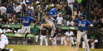 Licey hace otra remontada ante Estrellas y se consolida la cima. Leones propinan séptima derrota en línea a Águilas