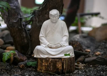 Estatuas de Donald Trump con la pose de Buda triunfan en China