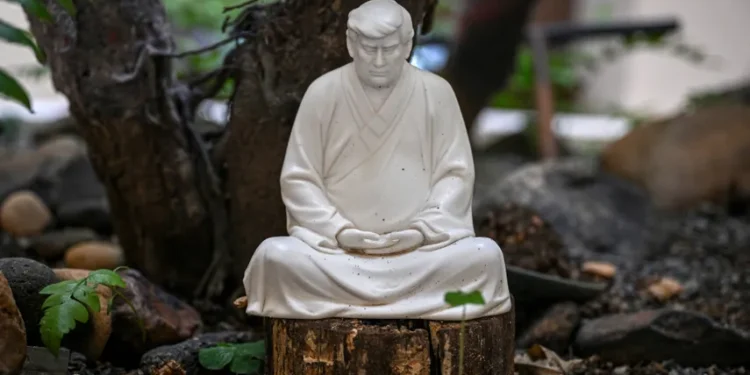 Estatuas de Donald Trump con la pose de Buda triunfan en China