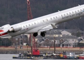 Trump inicia despidos de personal de control de tráfico aéreo semanas después de choque en Washington