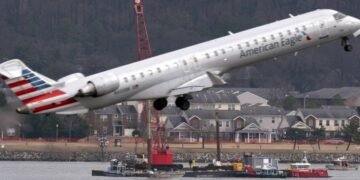 Trump inicia despidos de personal de control de tráfico aéreo semanas después de choque en Washington