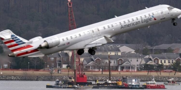 Trump inicia despidos de personal de control de tráfico aéreo semanas después de choque en Washington