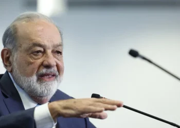 Carlos Slim dice que aranceles de Trump causarían «una explosión» de la inflación en EE.UU.