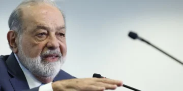 Carlos Slim dice que aranceles de Trump causarían «una explosión» de la inflación en EE.UU.