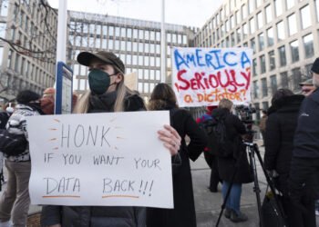 Gobierno de Donald Trump inicia despidos masivos de trabajadores en periodo de prueba