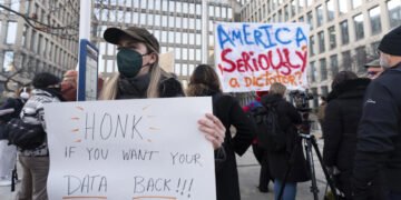 Gobierno de Donald Trump inicia despidos masivos de trabajadores en periodo de prueba