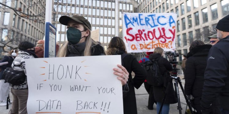 Gobierno de Donald Trump inicia despidos masivos de trabajadores en periodo de prueba