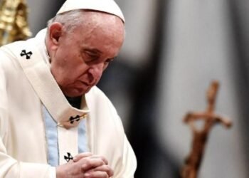 El papa sigue “crítico” pero “estable” a la espera de los resultados de una TAC