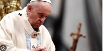 El papa sigue “crítico” pero “estable” a la espera de los resultados de una TAC