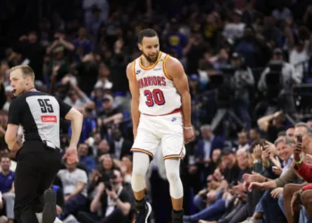 Curry brilla con 56 puntos y 12 triples en triunfo de Warriors sobre Magic