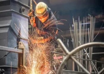 Cómo puede afectar a la economía de México que Trump haya impuesto un arancel del 25% a todos sus productos