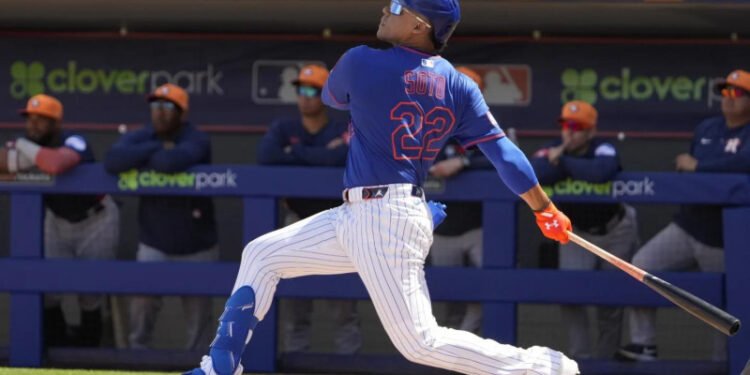 Juan Soto pega jonrón de 426 pies en su primer turno al bate con los Mets de Nueva York