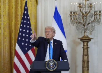 Juez bloquea temporalmente plan de Trump de ofrecer incentivos para que empleados federales renuncien