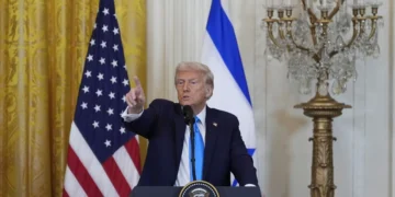 Juez bloquea temporalmente plan de Trump de ofrecer incentivos para que empleados federales renuncien