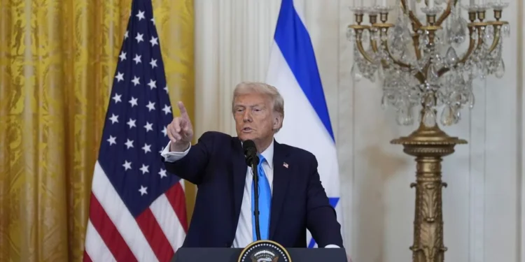 Juez bloquea temporalmente plan de Trump de ofrecer incentivos para que empleados federales renuncien